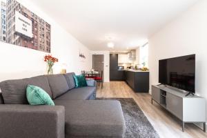 Welcome - BUSINESS or PLEASURE! Southampton City Vibes # Stylish Apartment with Outdoor Courtyard! 1-4 Guests BOOK YOUR CITY BREAK or PRE-CRUISE STAY! CLOSE TO MAYFLOWER THEATRE, UNIVERSITIES, CRUISE TERMINALS, HOSPITALS & SHOPS!