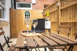 Welcome - BUSINESS or PLEASURE! Southampton City Vibes # Stylish Apartment with Outdoor Courtyard! 1-4 Guests BOOK YOUR CITY BREAK or PRE-CRUISE STAY! CLOSE TO MAYFLOWER THEATRE, UNIVERSITIES, CRUISE TERMINALS, HOSPITALS & SHOPS!