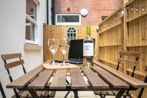 Welcome - BUSINESS or PLEASURE! Southampton City Vibes # Stylish Apartment with Outdoor Courtyard! 1-4 Guests BOOK YOUR CITY BREAK or PRE-CRUISE STAY! CLOSE TO MAYFLOWER THEATRE, UNIVERSITIES, CRUISE TERMINALS, HOSPITALS & SHOPS!