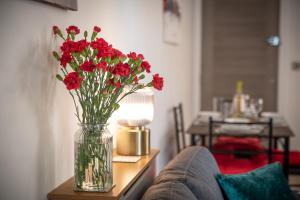 Welcome - BUSINESS or PLEASURE! Southampton City Vibes # Stylish Apartment with Outdoor Courtyard! 1-4 Guests BOOK YOUR CITY BREAK or PRE-CRUISE STAY! CLOSE TO MAYFLOWER THEATRE, UNIVERSITIES, CRUISE TERMINALS, HOSPITALS & SHOPS!