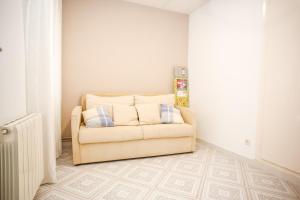 Central Beach Modernist Apartment