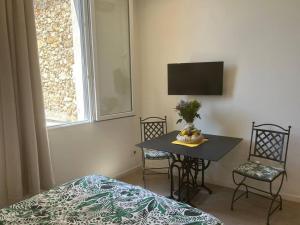 Appartements Jasmin Studio Cotignac Village : photos des chambres