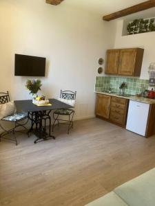 Appartements Jasmin Studio Cotignac Village : photos des chambres