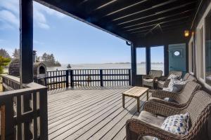 Waterfront Coos Bay Retreat w Kayaks!