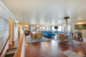 Waterfront Coos Bay Retreat w Kayaks!