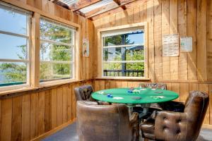 Waterfront Coos Bay Retreat w Kayaks!