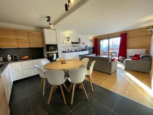 Appartement Alpin Chaleureux avec Sauna et Parking à La Rosière - FR-1-275-190