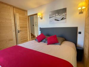 Appartement Alpin Chaleureux avec Sauna et Parking à La Rosière - FR-1-275-190