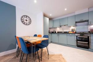 The Chaucer - Modern 3 Bed Home with parking close to city centre