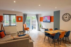 The Chaucer - Modern 3 Bed Home with parking close to city centre