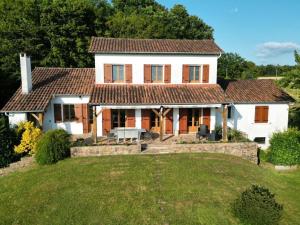 Maisons de vacances Maison spacieuse avec piscine privee, wifi et parking a Lanouaille - FR-1-616-335 : photos des chambres