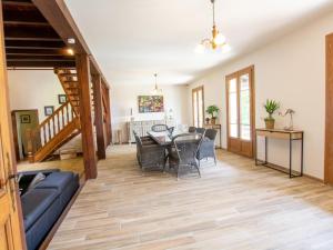Maisons de vacances Maison spacieuse avec piscine privee, wifi et parking a Lanouaille - FR-1-616-335 : photos des chambres