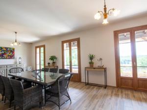 Maisons de vacances Maison spacieuse avec piscine privee, wifi et parking a Lanouaille - FR-1-616-335 : photos des chambres