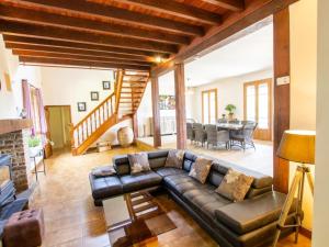 Maisons de vacances Maison spacieuse avec piscine privee, wifi et parking a Lanouaille - FR-1-616-335 : photos des chambres