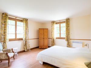 Maisons de vacances Maison spacieuse avec piscine privee, wifi et parking a Lanouaille - FR-1-616-335 : photos des chambres