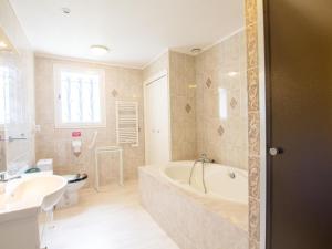 Maison spacieuse avec piscine privée, wifi et parking à Lanouaille - FR-1-616-335