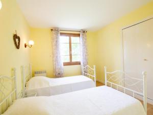 Maisons de vacances Maison spacieuse avec piscine privee, wifi et parking a Lanouaille - FR-1-616-335 : photos des chambres