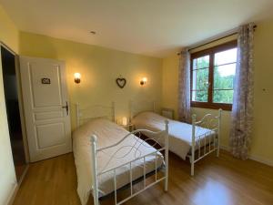 Maisons de vacances Maison spacieuse avec piscine privee, wifi et parking a Lanouaille - FR-1-616-335 : photos des chambres