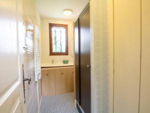 Maisons de vacances Maison spacieuse avec piscine privee, wifi et parking a Lanouaille - FR-1-616-335 : photos des chambres