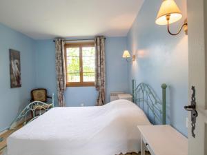 Maisons de vacances Maison spacieuse avec piscine privee, wifi et parking a Lanouaille - FR-1-616-335 : photos des chambres