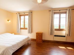 Maisons de vacances Maison spacieuse avec piscine privee, wifi et parking a Lanouaille - FR-1-616-335 : photos des chambres