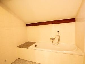 Maisons de vacances Maison spacieuse avec piscine privee, wifi et parking a Lanouaille - FR-1-616-335 : photos des chambres