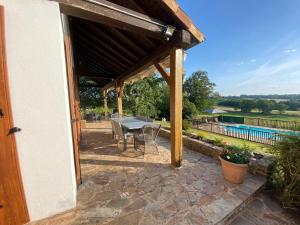 Maisons de vacances Maison spacieuse avec piscine privee, wifi et parking a Lanouaille - FR-1-616-335 : Maison de Vacances