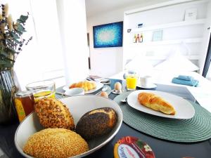 HH 01 by ROCKCHAIR - SUPERHOST Status - Modernes Apartment mit sonnigem Balkon & premium Boxspringbetten in Winterhude - Hamburg Top Geheimtipp