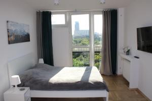 Strict center Warsaw comfortable apartment, 10th-floor with beautiful view on the park and skyscrapers, free WiFi, self check-inout