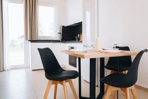 Grand White Apartments