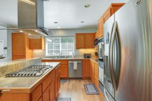 Near Dtwn Twain Harte Home with Furnished Deck!