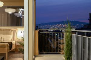 The H Experience - Urban 2BD Rooftop Athens Center