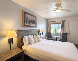 Queen Room with One Queen Bed room in Western Riviera Lodging