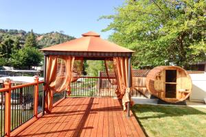 Clearlake Charmer with Dock and Sauna