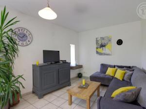 Maisons de vacances Gite Saint-Just-la-Pendue, 4 pieces, 6 personnes - FR-1-496-52 : photos des chambres