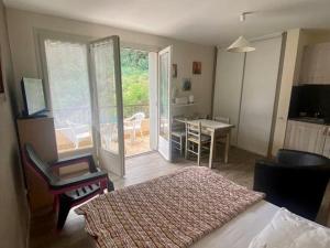 Studio ensoleillé avec balcon et parking - WiFi inclus - Centre-ville Amélie-les-Bains - FR-1-703-164