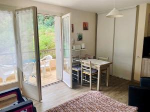 Studio ensoleillé avec balcon et parking - WiFi inclus - Centre-ville Amélie-les-Bains - FR-1-703-164