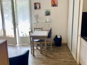 Studio ensoleillé avec balcon et parking - WiFi inclus - Centre-ville Amélie-les-Bains - FR-1-703-164