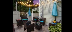 Hot tub- 80s Arcade- Pool table- Historic Downtown- 7 car parking