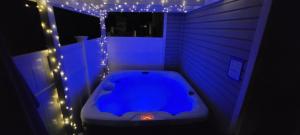 Hot tub- 80s Arcade- Pool table- Historic Downtown- 7 car parking