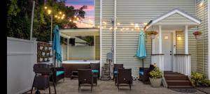 Hot tub- 80s Arcade- Pool table- Historic Downtown- 7 car parking