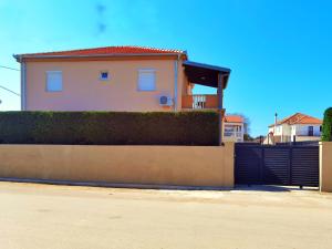 Family friendly house with a swimming pool Bibinje, Zadar - 5778