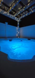 Hot tub- 80s Arcade- Pool table- Historic Downtown- 7 car parking