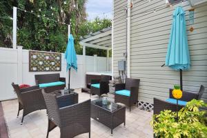 Hot tub- 80s Arcade- Pool table- Historic Downtown- 7 car parking