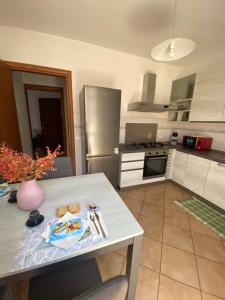 "Coccole nel borgo" 2min to outlet apartment with terrace