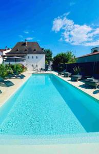 Maisons de vacances Private heated pool with river view : photos des chambres