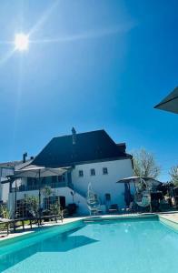 Maisons de vacances Private heated pool with river view : photos des chambres