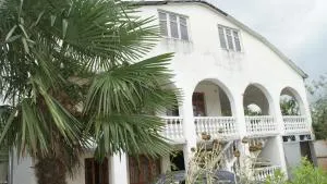 Guest white house with Terrace - Khomuli