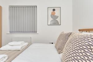 Beautiful 3 Bed Apartment In Bonchurch - Nr Ventnor - Large Outside Terrace & Parking - Dog Friendly - The Perfect Choice For Couples, Friends, Families - 5 Mins To Beach - 15