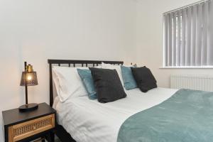 Beautiful 3 Bed Apartment In Bonchurch - Nr Ventnor - Large Outside Terrace & Parking - Dog Friendly - The Perfect Choice For Couples, Friends, Families - 5 Mins To Beach - 15